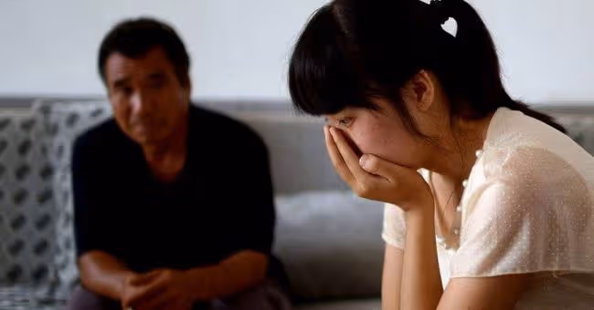 「老子明天就把你賣了」,爸爸重男輕女,因彩禮要我嫁不愛的男人