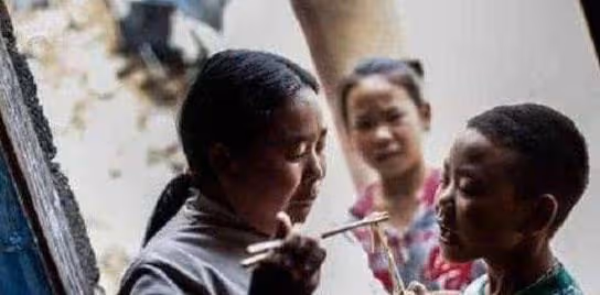 「老子明天就把你賣了」,爸爸重男輕女,因彩禮要我嫁不愛的男人