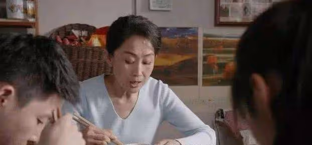 「老子明天就把你賣了」，爸爸重男輕女，因彩禮要我嫁不愛的男人