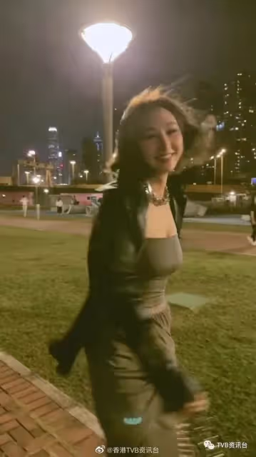 鄧佩儀企回應比選美時重20磅！高海寧小背心加持玩轉身