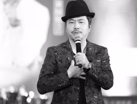 自以為很紅,硬要去鳥巢開演唱會,演出結束妻子哭著賣房填虧損