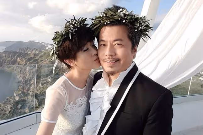 自以為很紅,硬要去鳥巢開演唱會,演出結束妻子哭著賣房填虧損