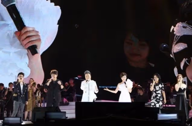 自以為很紅,硬要去鳥巢開演唱會,演出結束妻子哭著賣房填虧損