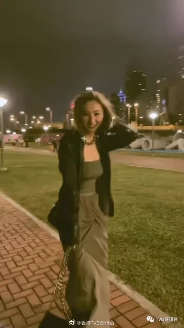 鄧佩儀企回應比選美時重20磅！高海寧小背心加持玩轉身