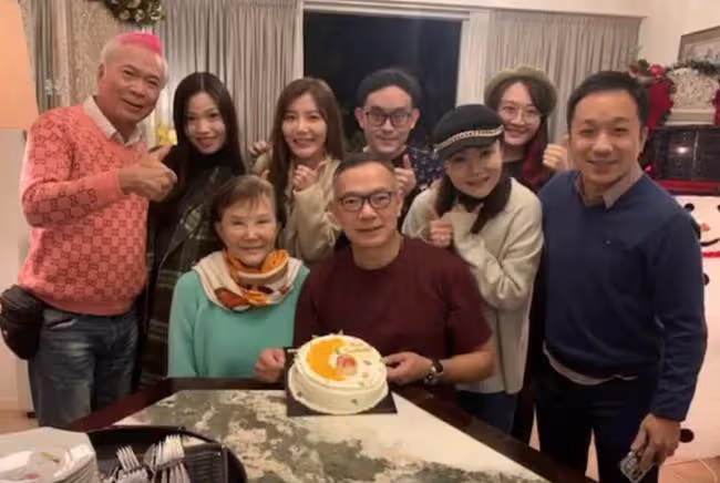 77歲白韻琴素顏出鏡頭髮花白，與小15歲老公秀恩愛，卻被指像母子