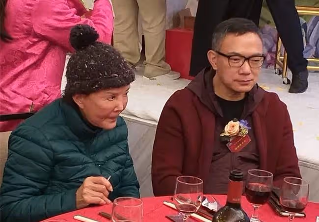 77歲白韻琴素顏出鏡頭髮花白，與小15歲老公秀恩愛，卻被指像母子