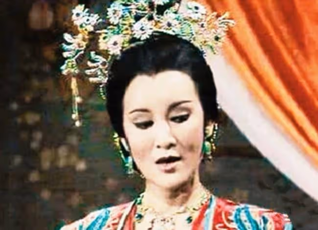 77歲白韻琴素顏出鏡頭髮花白,與小15歲老公秀恩愛,卻被指像母子