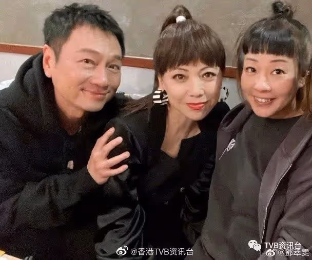 與黎耀祥夫婦飯聚!鄧萃雯「馬小玲Look」減齡10歲
