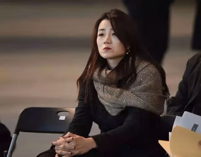 韓版「我爸是李剛」,姐姐一句話逼停飛機,妹妹一杯水潑掉2000億