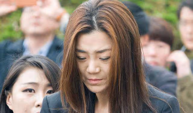 韓版「我爸是李剛」,姐姐一句話逼停飛機,妹妹一杯水潑掉2000億