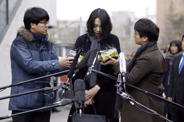 韓版「我爸是李剛」,姐姐一句話逼停飛機,妹妹一杯水潑掉2000億