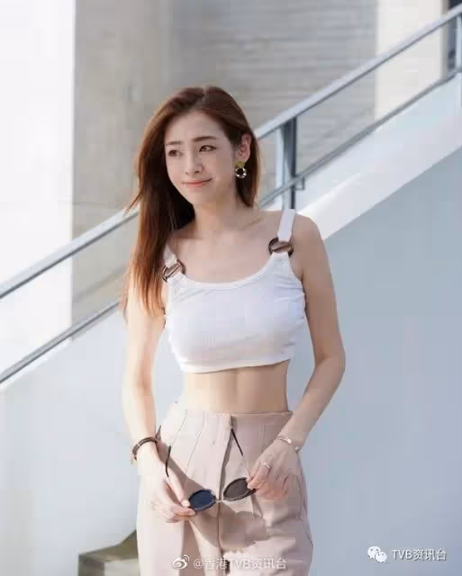 張曦雯出關曬小背心同愛犬重聚！網民：好想做她的小狗