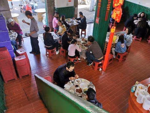 姑娘流落街頭，餐館老闆收留她，如今姑娘想嫁給他，老闆：不合適