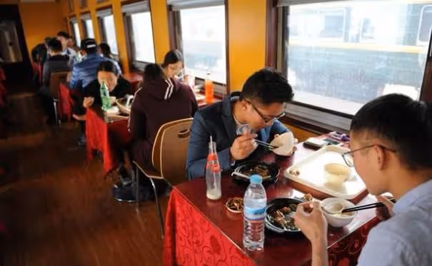 火車晚點,姑娘在候車室中又冷又餓時,陌生大哥問:要打電話嗎