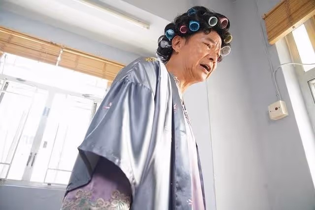 58歲TVB「陰謀情人」新劇反串女人,百變造型曝光,稱是一大挑戰