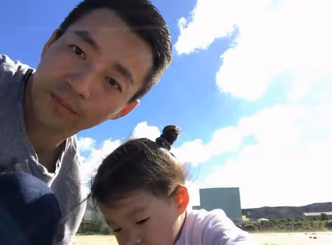 汪小菲深夜思女心切,曬與玥兒合照表想念,此前剛被王思聰錘出軌