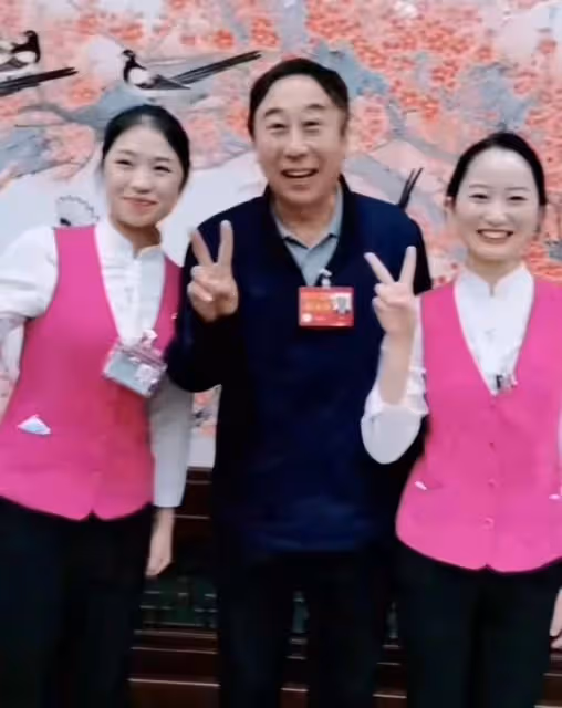 64歲馮鞏異性緣惹人羨，被美女粉絲追著要合影，本人笑到合不攏嘴