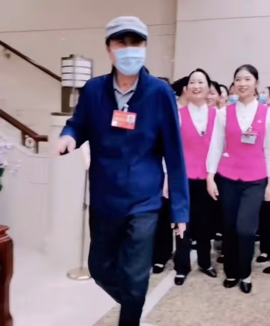 64歲馮鞏異性緣惹人羨，被美女粉絲追著要合影，本人笑到合不攏嘴