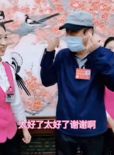 64歲馮鞏異性緣惹人羨，被美女粉絲追著要合影，本人笑到合不攏嘴