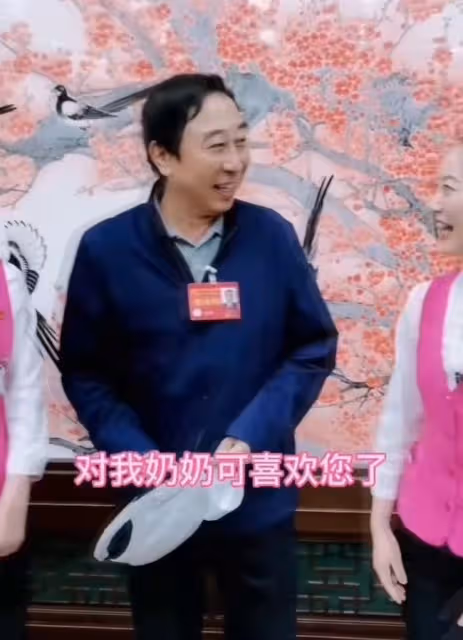 64歲馮鞏異性緣惹人羨，被美女粉絲追著要合影，本人笑到合不攏嘴