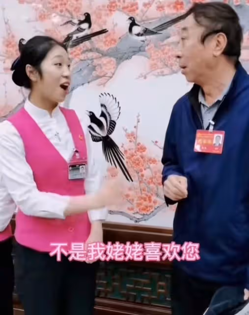 64歲馮鞏異性緣惹人羨，被美女粉絲追著要合影，本人笑到合不攏嘴