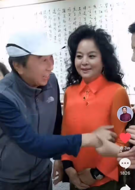 64歲馮鞏異性緣惹人羨,被美女粉絲追著要合影,本人笑到合不攏嘴