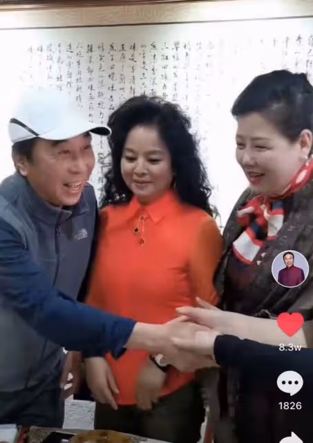 64歲馮鞏異性緣惹人羨,被美女粉絲追著要合影,本人笑到合不攏嘴
