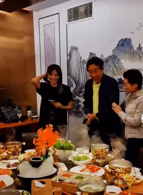 64歲馮鞏異性緣惹人羨,被美女粉絲追著要合影,本人笑到合不攏嘴