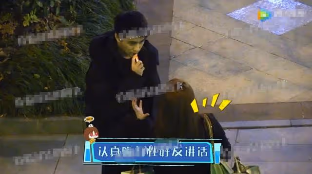 何猷君懶理孫雨「綠帽」風波,開心與好友約飯,路邊抽菸姿勢老練