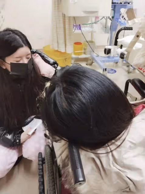 何猷君懶理孫雨「綠帽」風波，開心與好友約飯，路邊抽菸姿勢老練
