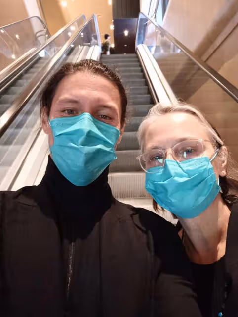 周華健外國妻子罕露面,與31歲兒子看電影慶生,61歲已滿頭白髮