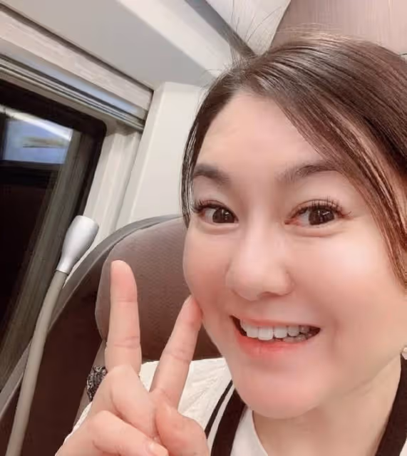 香港著名女星改名後罕見現身,打肉毒桿菌留下後遺症,蘋果肌搶鏡
