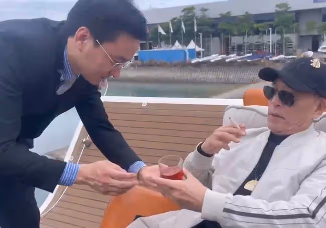 林正英師弟現身遊艇俱樂部，被2人服侍太享受，移居內地生活滋潤