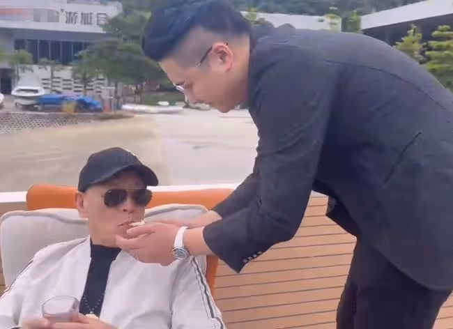 林正英師弟現身遊艇俱樂部，被2人服侍太享受，移居內地生活滋潤