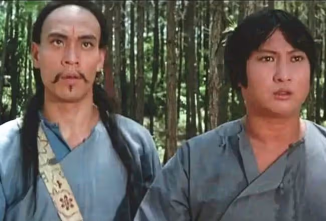 林正英師弟現身遊艇俱樂部，被2人服侍太享受，移居內地生活滋潤