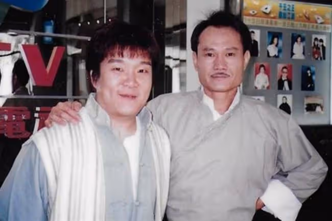 林正英師弟現身遊艇俱樂部，被2人服侍太享受，移居內地生活滋潤