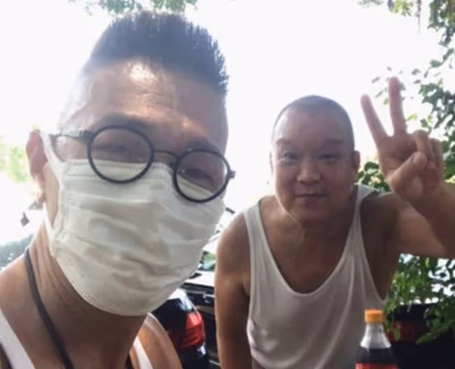 林正英師弟現身遊艇俱樂部，被2人服侍太享受，移居內地生活滋潤