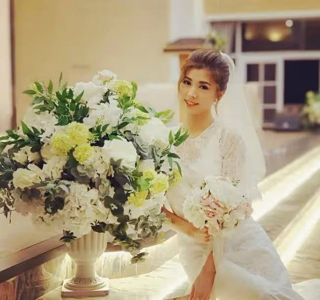 34歲女星與金融大亨辦婚禮!穿唯美婚紗身材窈窕,現場遭多胎