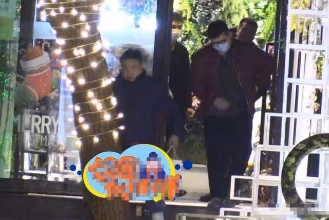66歲王晶近況曝光,穿腫脹棉服似街邊大叔,約飯後與美女擁抱告別