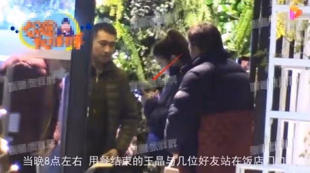 66歲王晶近況曝光,穿腫脹棉服似街邊大叔,約飯後與美女擁抱告別