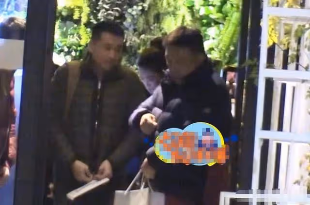 66歲王晶近況曝光,穿腫脹棉服似街邊大叔,約飯後與美女擁抱告別
