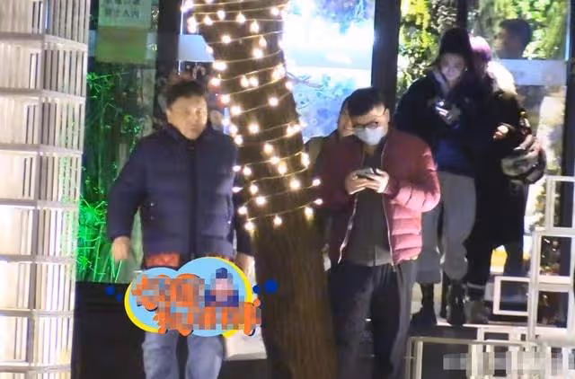 66歲王晶近況曝光,穿腫脹棉服似街邊大叔,約飯後與美女擁抱告別