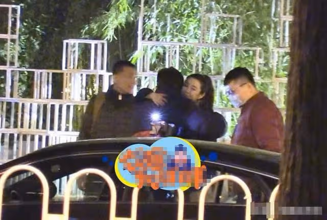 66歲王晶近況曝光,穿腫脹棉服似街邊大叔,約飯後與美女擁抱告別