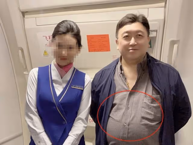 66歲王晶近況曝光,穿腫脹棉服似街邊大叔,約飯後與美女擁抱告別