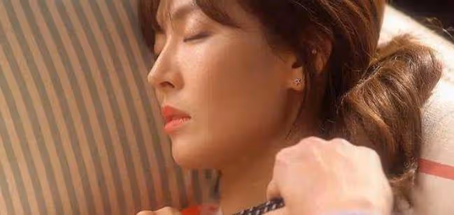 爸爸出軌了,他對媽媽沒了慾望,難以忍受她燒傷後慘不忍睹的疤痕