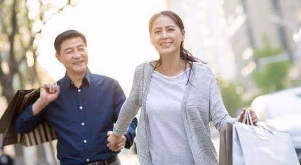 13年的婚姻,從不參加應酬的老公,下樓取報紙後我的婚姻陰天了