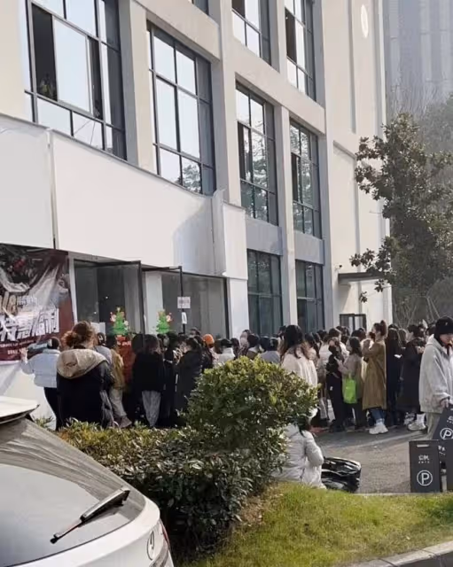 雪梨林珊珊逃稅被罰後仍撈金,轉型開線下人滿為患,警察站店門口
