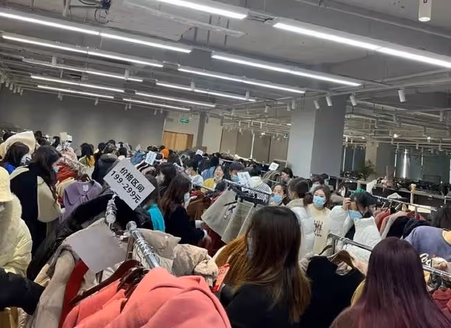 雪梨林珊珊逃稅被罰後仍撈金,轉型開線下人滿為患,警察站店門口