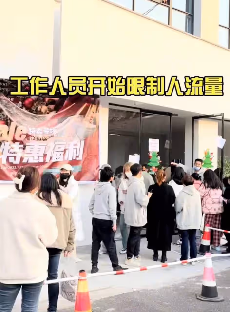 雪梨林珊珊逃稅被罰後仍撈金,轉型開線下人滿為患,警察站店門口