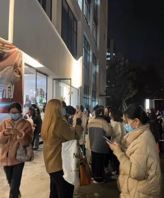雪梨林珊珊逃稅被罰後仍撈金,轉型開線下人滿為患,警察站店門口
